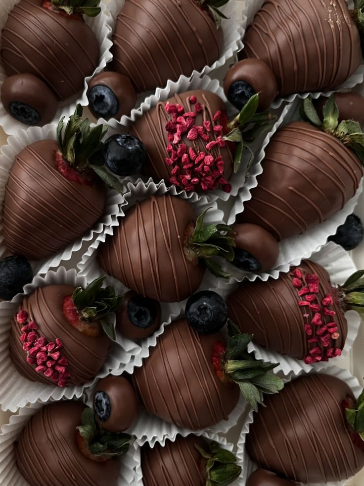 Chocolate-dipped strawberries Valentine's Day treat